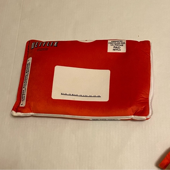 Official Netflix Movie Night Popcorn Blanket & Netflix Logo Pillow Cover Set - Picture 6 of 12